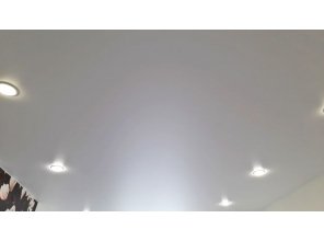 Монтаж потолка в спальне 13 м2 с использованием пленки VIPCEILING серии MONLANGE M9001 (3.25)