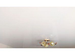 Монтаж потолка в гостиной 17 м2 с использованием пленки VIPCEILING серии MONLANGE L9001 (3.25)