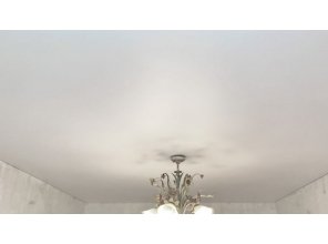 Монтаж потолка в гостиной 18 м2 с использованием пленки VIPCEILING серии MONLANGE M9001 (3.50)