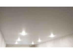 Монтаж потолка в спальне 13 м2 с использованием пленки VIPCEILING серии MONLANGE M9001 (2.60)