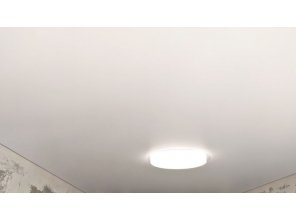 Монтаж потолка в гостиной 17 м2 с использованием пленки VIPCEILING серии MONLANGE M9001 (4.35)