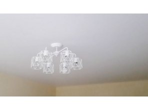 Монтаж потолка в гостиной 19 м2 с использованием пленки VIPCEILING серии MONLANGE M9001 (3.50)