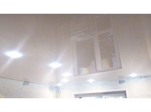 Монтаж потолка в спальне 12 м2 с использованием пленки VIPCEILING серии MONLANGE L9001 (3.25)