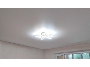 Монтаж потолка в гостиной 15 м2 с использованием пленки VIPCEILING серии MONLANGE M9001 (4.35)