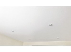 Монтаж потолка в спальне 13 м2 с использованием пленки VIPCEILING серии MONLANGE M9001 (3.50)