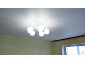 Монтаж потолка в гостиной 19 м2 с использованием пленки VIPCEILING серии MONLANGE M9001 (3.50)