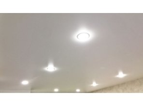 Монтаж потолка в гостиной 15 м2 с использованием пленки VIPCEILING серии MONLANGE S9020 (4.00)