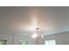 Монтаж потолка в гостиной 20 м2 с использованием пленки VIPCEILING серии MONLANGE M9001 (4.35)