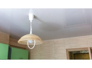 Монтаж потолка на кухне 8 м2 с использованием пленки VIPCEILING серии MONLANGE L9042 (5.45)