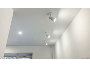 Монтаж потолка на кухне 8 м2 с использованием пленки VIPCEILING серии MONLANGE S9020 (3.25)