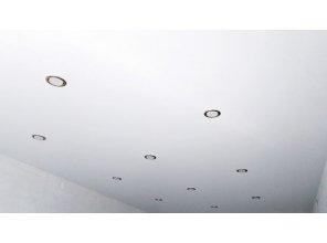 Монтаж потолка в гостиной 18 м2 с использованием пленки VIPCEILING серии MONLANGE S9020 (3.25)