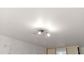 Монтаж потолка в спальне 12 м2 с использованием пленки VIPCEILING серии MONLANGE M9001 (2.60)