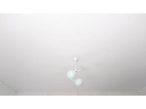 Монтаж потолка в гостиной 18 м2 с использованием пленки VIPCEILING серии MONLANGE M9001 (4.35)