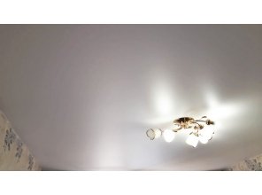 Монтаж потолка в спальне 11 м2 с использованием пленки VIPCEILING серии MONLANGE M9001 (3.25)