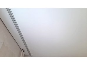 Монтаж потолка для зала 24 м2 с использованием пленки VIPCEILING серии MONLANGE M9001 (4.35)