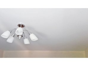 Монтаж потолка в спальне 11 м2 с использованием пленки VIPCEILING серии MONLANGE M9001 (3.25)