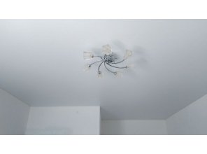 Монтаж потолка в гостиной 18 м2 с использованием пленки VIPCEILING серии MONLANGE S9020 (3.80)