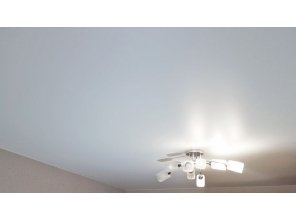 Монтаж потолка в гостиной 17 м2 с использованием пленки VIPCEILING серии MONLANGE S9020 (3.25)