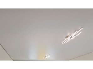 Монтаж потолка в гостиной 15 м2 с использованием пленки VIPCEILING серии MONLANGE S9020 (3.50)