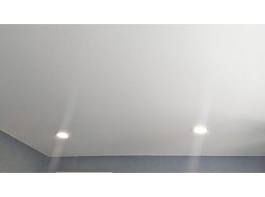 Монтаж потолка в спальне 7 м2 с использованием пленки VIPCEILING серии MONLANGE M9001 (2.60)