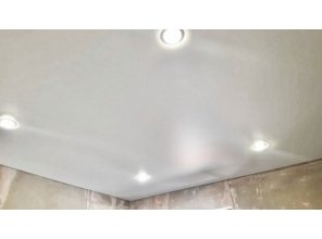 Монтаж потолка в спальне 10 м2 с использованием пленки VIPCEILING серии MONLANGE M9001 (3.25)