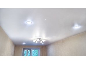 Монтаж потолка в гостиной 14 м2 с использованием пленки VIPCEILING серии MONLANGE M9001 (2.60)