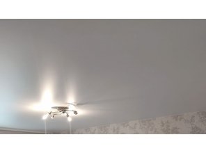 Монтаж потолка в гостиной 16 м2 с использованием пленки VIPCEILING серии MONLANGE S9020 (3.50)