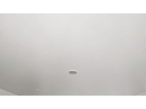 Монтаж потолка в гостиной 20 м2 с использованием пленки VIPCEILING серии MONLANGE M9001 (4.35)