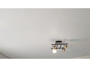 Монтаж потолка в спальне 10 м2 с использованием пленки VIPCEILING серии MONLANGE M9001 (3.25)