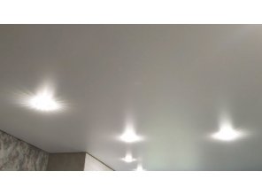 Монтаж потолка в спальне 14 м2 с использованием пленки VIPCEILING серии MONLANGE M9001 (3.50)