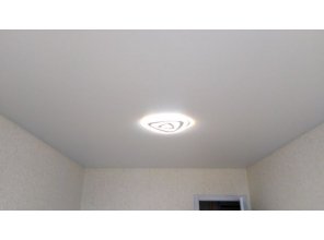 Монтаж потолка в гостиной 17 м2 с использованием пленки VIPCEILING серии MONLANGE M9001 (3.25)