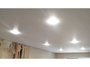 Монтаж потолка в спальне 11 м2 с использованием пленки VIPCEILING серии MONLANGE M9001 (2.60)