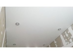 Монтаж потолка в спальне 10 м2 с использованием пленки VIPCEILING серии MONLANGE M9001 (2.60)