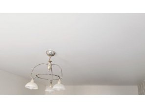 Монтаж потолка в гостиной 19 м2 с использованием пленки VIPCEILING серии MONLANGE M9001 (3.50)