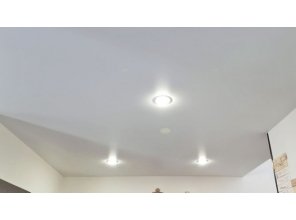 Монтаж потолка в деревянном доме 11 м2 с использованием пленки VIPCEILING серии MONLANGE M9001 (3.50)