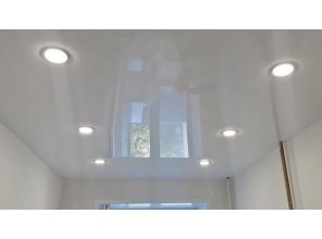 Монтаж потолка на кухне 8 м2 с использованием пленки VIPCEILING серии MONLANGE L9001 (2.15)