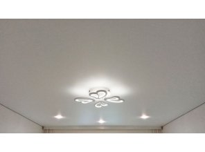 Монтаж потолка в спальне 13 м2 с использованием пленки VIPCEILING серии MONLANGE M9001 (3.25)