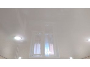 Монтаж потолка в гостиной 12 м2 с использованием пленки VIPCEILING серии MONLANGE L9001 (3.25)