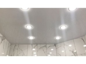 Монтаж потолка в ванной 4 м2 с использованием пленки VIPCEILING серии MONLANGE L9001 (2.15)
