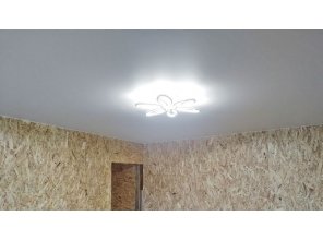 Монтаж потолка в деревянном доме 16 м2 с использованием пленки VIPCEILING серии MONLANGE M9001 (3.50)