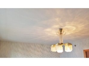 Монтаж потолка в спальне 12 м2 с использованием пленки VIPCEILING серии MONLANGE M9001 (3.25)