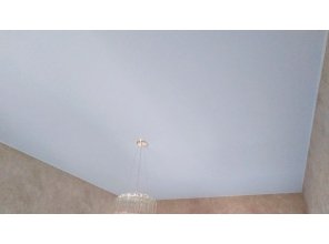 Монтаж потолка в гостиной 17 м2 с использованием пленки VIPCEILING серии MONLANGE S9020 (3.50)