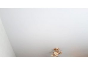 Монтаж потолка в гостиной 17 м2 с использованием пленки VIPCEILING серии MONLANGE M9001 (3.80)