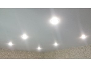 Монтаж потолка в гостиной 17 м2 с использованием пленки VIPCEILING серии MONLANGE M9001 (4.35)