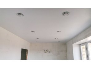 Монтаж потолка в спальне 16 м2 с использованием пленки VIPCEILING серии MONLANGE M9001 (3.25)