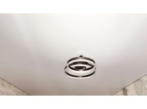 Монтаж потолка в спальне 10 м2 с использованием пленки VIPCEILING серии MONLANGE M9001 (2.60)