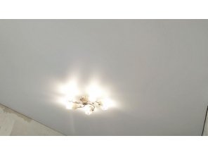 Монтаж потолка в спальне 12 м2 с использованием пленки VIPCEILING серии MONLANGE M9001 (3.25)