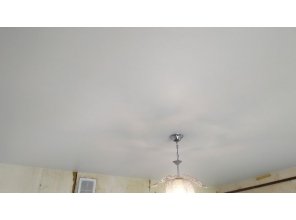 Монтаж потолка на кухне 9 м2 с использованием пленки VIPCEILING серии MONLANGE M9001 (3.25)