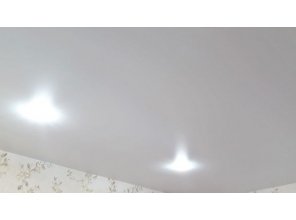 Монтаж потолка в спальне 12 м2 с использованием пленки VIPCEILING серии MONLANGE M9001 (3.25)