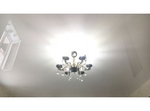 Монтаж потолка в гостиной 18 м2 с использованием пленки VIPCEILING серии MONLANGE L9001 (3.80)